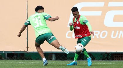 Estêvão tenta drible em treino do Palmeiras antes do confronto contra o Botafogo pela Libertadores