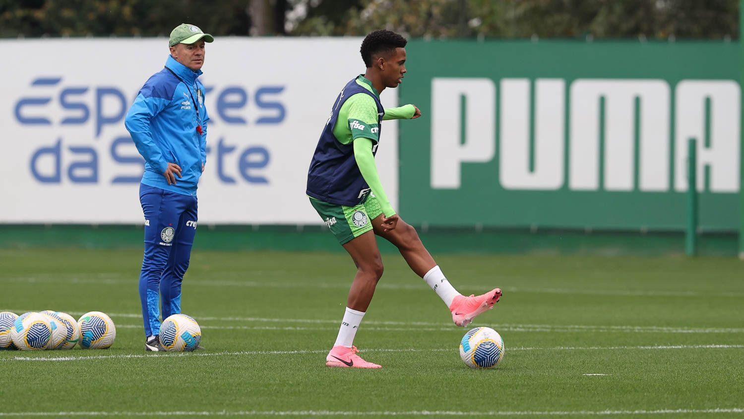 Estêvão voltou a treinar com bola
