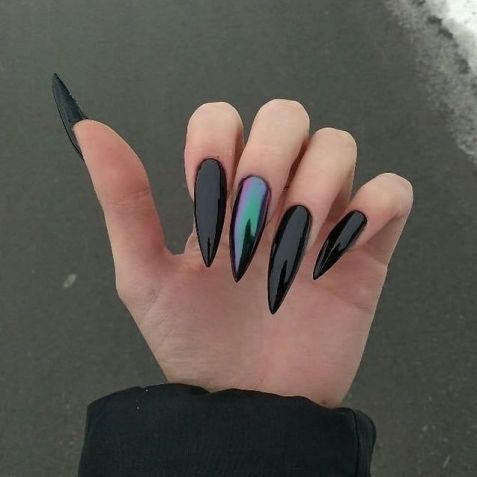 Nails blackberry no formato stiletto / Instagram/Unhas Stiletto