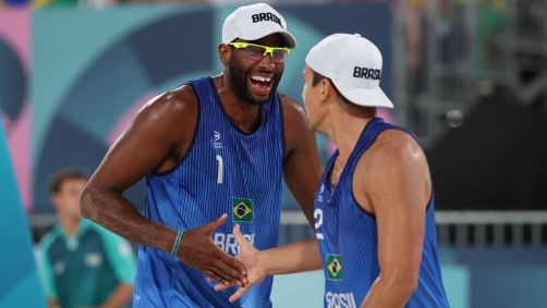 Evandro e Arthur comemoram vitória sobre a dupla holandesa Van de Velde/Immers pelas oitavas de final da Olimpíada
