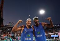 Paris 2024: Evandro e Arthur vencem e avançam em primeiro no vôlei de praia