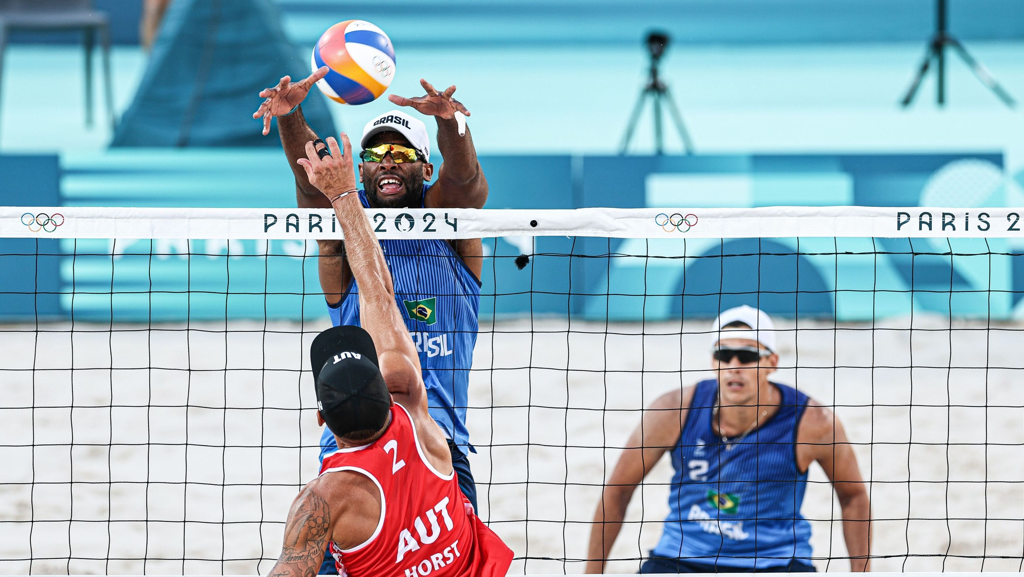 Dupla Evandro e Arthur Lanci em ação contra a dupla austríaca Horl e Horst em Paris 2024