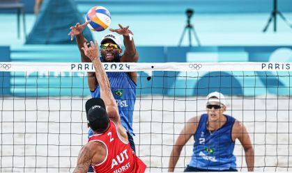 Evandro/Arthur x Perusic/Schweiner: horário e onde assistir ao vôlei de praia em Paris 2024