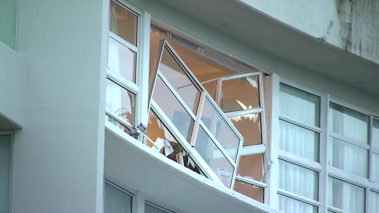 Janela de um hotel na Austrália danificada após colisão de helicóptero em 12 de agosto de 2024 / Reprodução/Seven Network/Australian Broadcasting Corporation