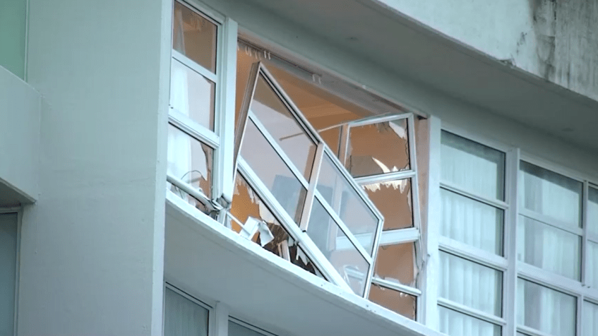 Janela de um hotel na Austrália danificada após colisão de helicóptero em 12 de agosto de 2024 / Reprodução/Seven Network/Australian Broadcasting Corporation