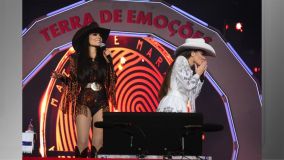 Dupla Maiara e Maraisa no palco do segundo dia da Festa de Peão de Barretos