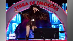 Maiara se apresentou no palco do segundo dia da Festa de Peão de Barretos