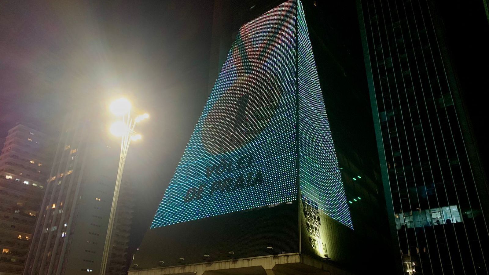 Prédio da Fiesp com projeção de medalha de ouro do vôlei de praia
