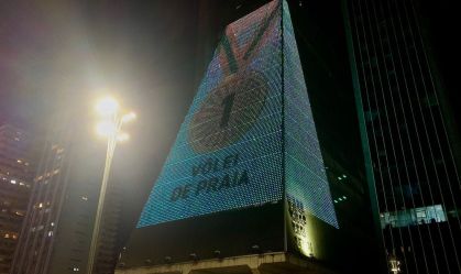 Prédio da Fiesp com projeção de medalha de ouro do vôlei de praia