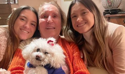 Filhas gêmeas de Gugu publicam foto rara com a mãe do apresentador; veja