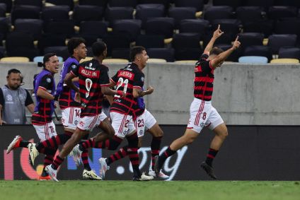 Jogadores do Flamengo comemoram o gol de Caio Garcia, o primeiro contra o Olympiacos no Maracanã