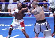 Boxe: Mayweather aplica golpes ilegais, empurra árbitro e é vaiado no México