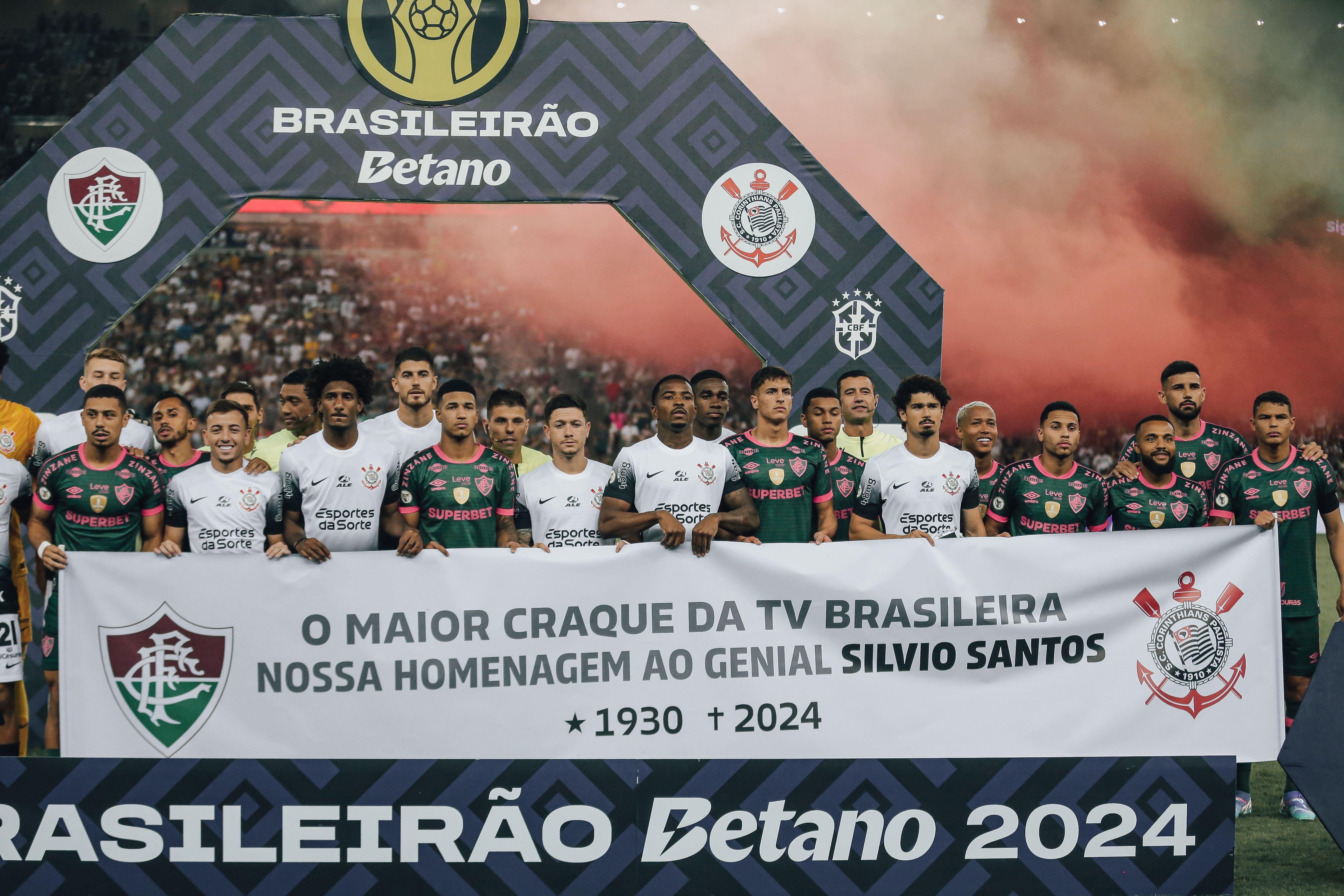 Jogadores de Fluminense e Corinthians prestam homenagem a Silvio Santos antes do duelo no Maracanã / Lucas Merçon/Fluminense
