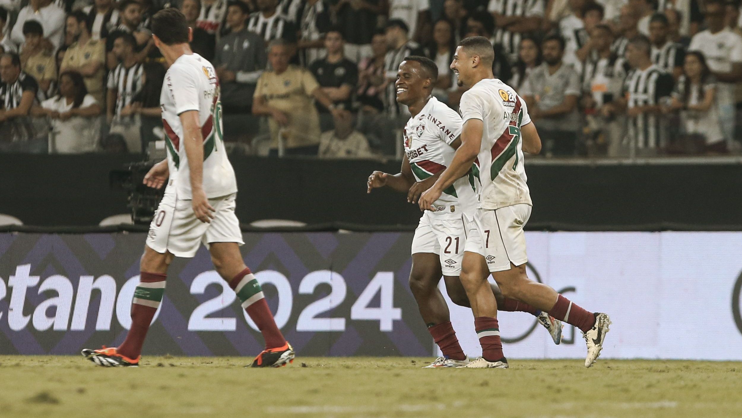 Arias comemora o segundo gol do Fluminense sobre o Atlético-MG no Mineirão