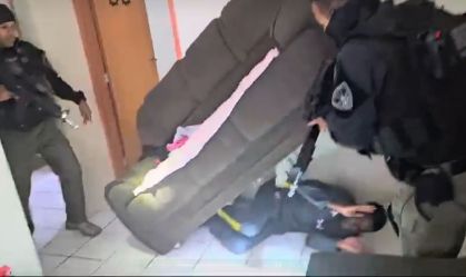 Vídeo: foragido da justiça se esconde em sofá para fugir da polícia no RJ