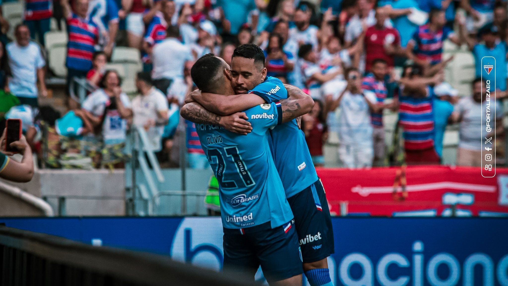 Moisés, com o nome do pai Olívio na camisa, comemora com Pikachu gol contra o Criciúma