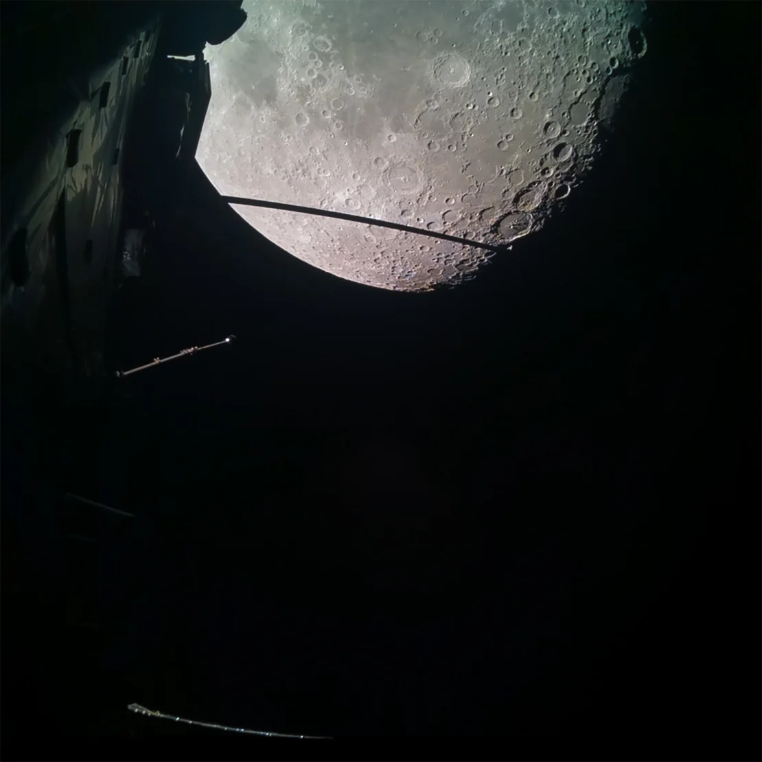 Câmera de monitoramento 1 da Juice, projetada para observar as antenas da espaçonave, capturou uma imagem da Lua em 19 de agosto, pouco após a maior aproximação durante o sobrevoo lunar / ESA/Juice/JMC