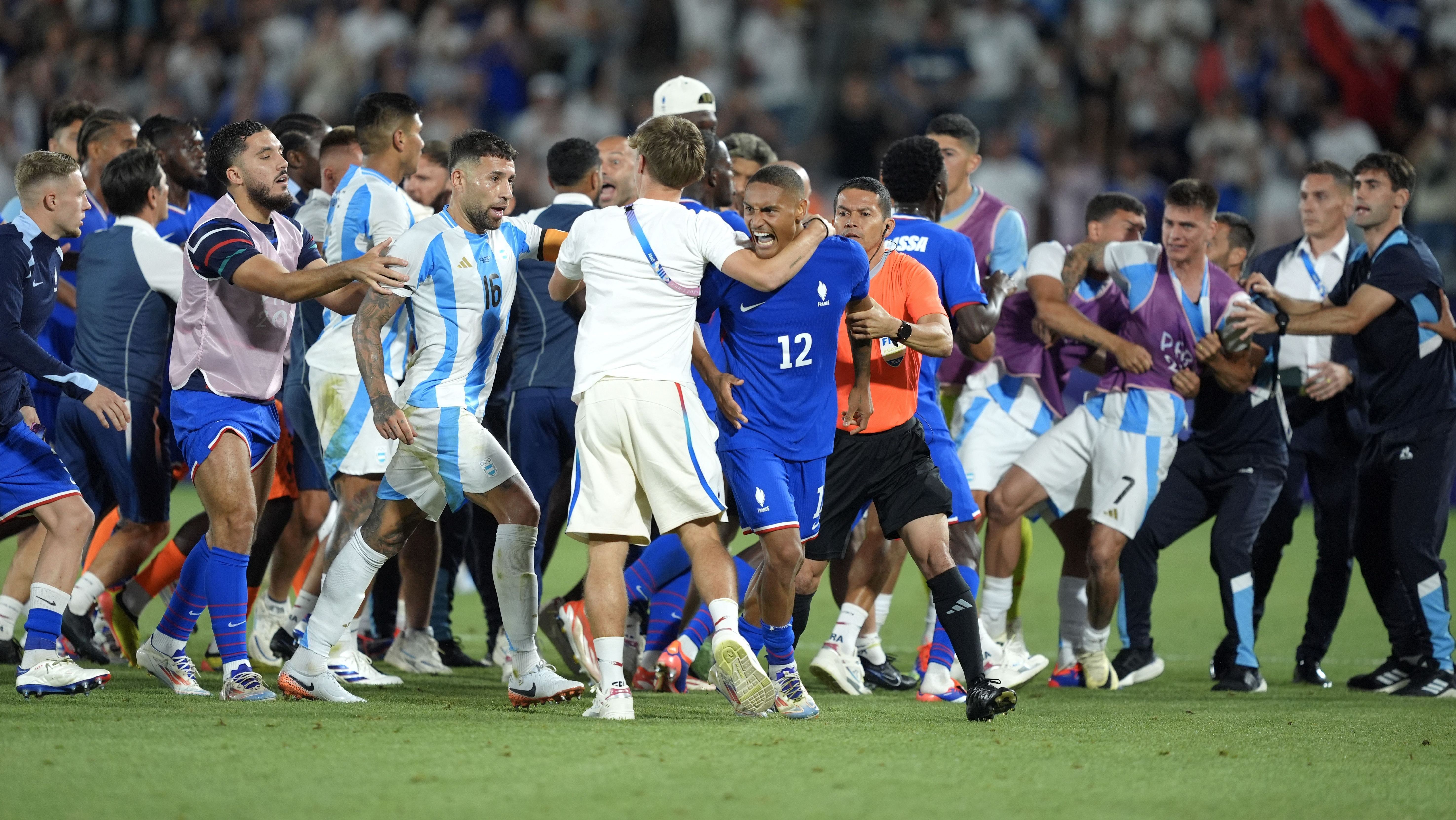 Jogadores de França e Argentina se envolvem em confusão após a vitória francesa nas quartas de final dos Jogos Olímpicos