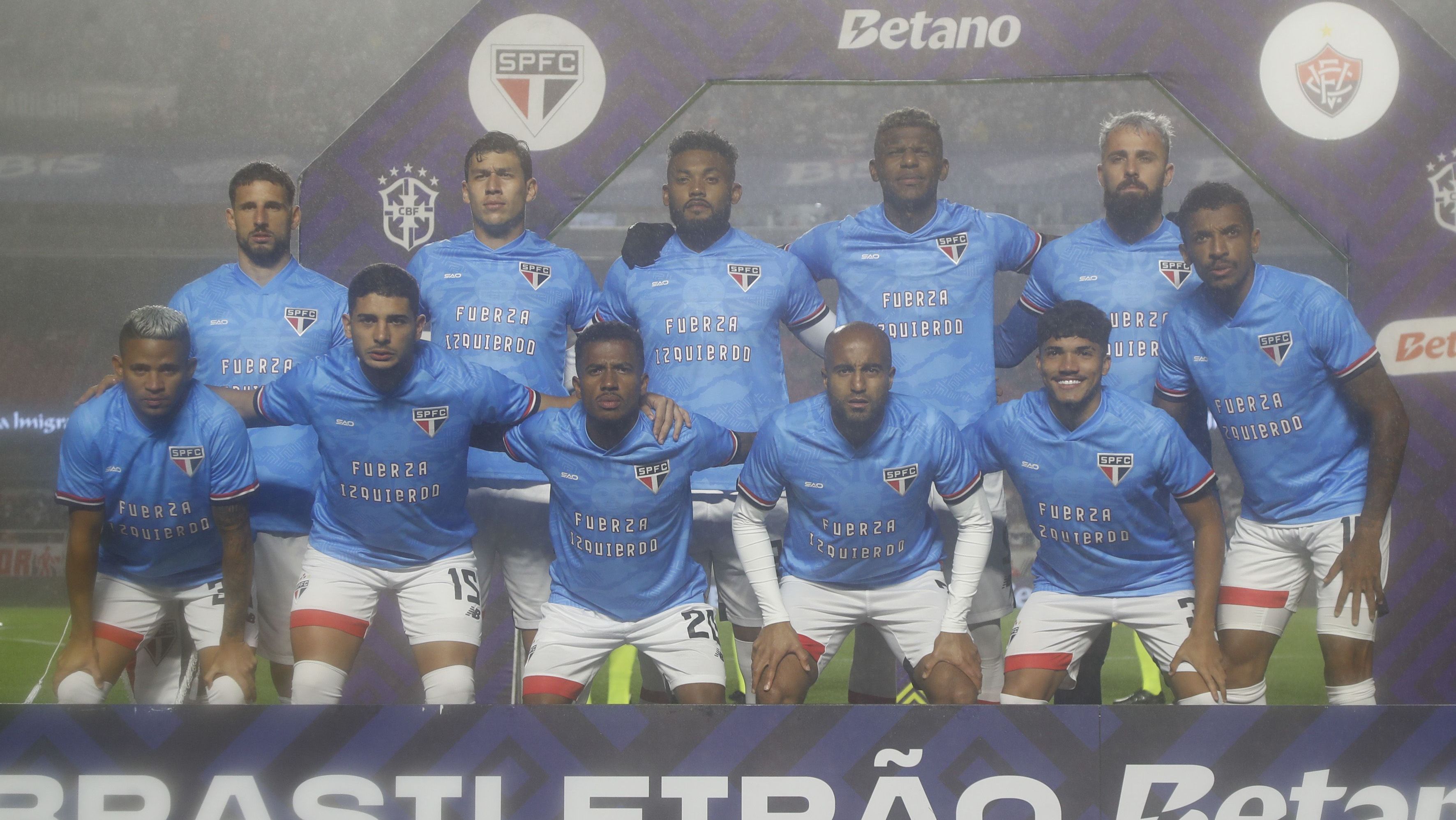 Jogadores do São Paulo usam camisas desejando força a Juan Izquierdo • Miguel Schincariol/Getty Images