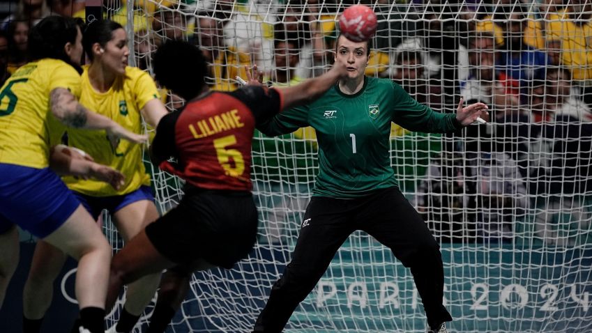 Gabi Moreschi em jogo contra Angola na Olimpíada / Foto: Alexandre Loureiro/COB