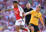 Gabriel Jesus se irrita com mão boba de adversário em vitória do Arsenal