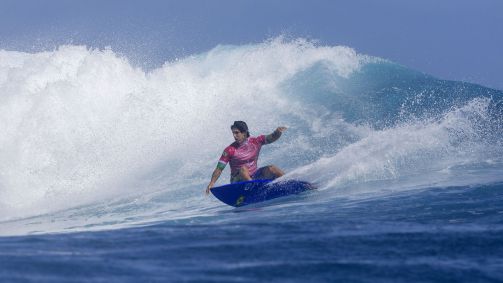 Gabriel Medina na bateria olímpica que venceu sobre o compatriota João Chianca Chumbinho