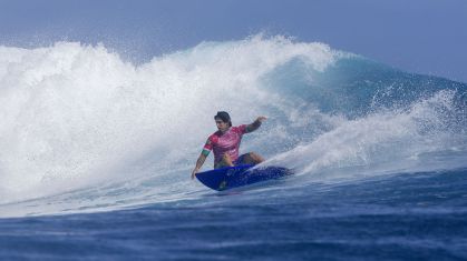 Gabriel Medina na bateria olímpica que venceu sobre o compatriota João Chianca Chumbinho