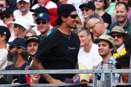 Gabriel Medina chega para acompanhar a final olímpica que teve três skatistas brasileiros