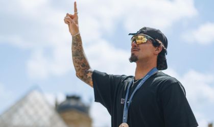 Gabriel Medina "recria" foto icônica em frente ao Museu do Louvre, em Paris; veja