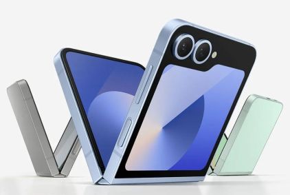 A imagem mostra o Galaxy Z Flip 6, um dos telefones dobráveis disponíveis no Brasil.