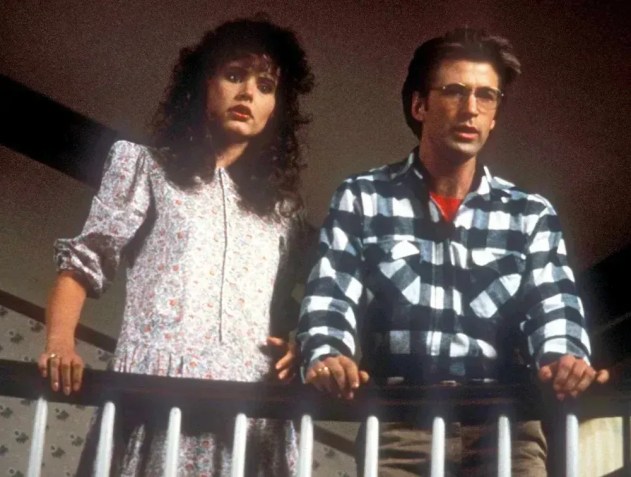 Geena Davis e Alec Baldwin em "Os Fantasmas Se Divertem", de 1988 • Reprodução