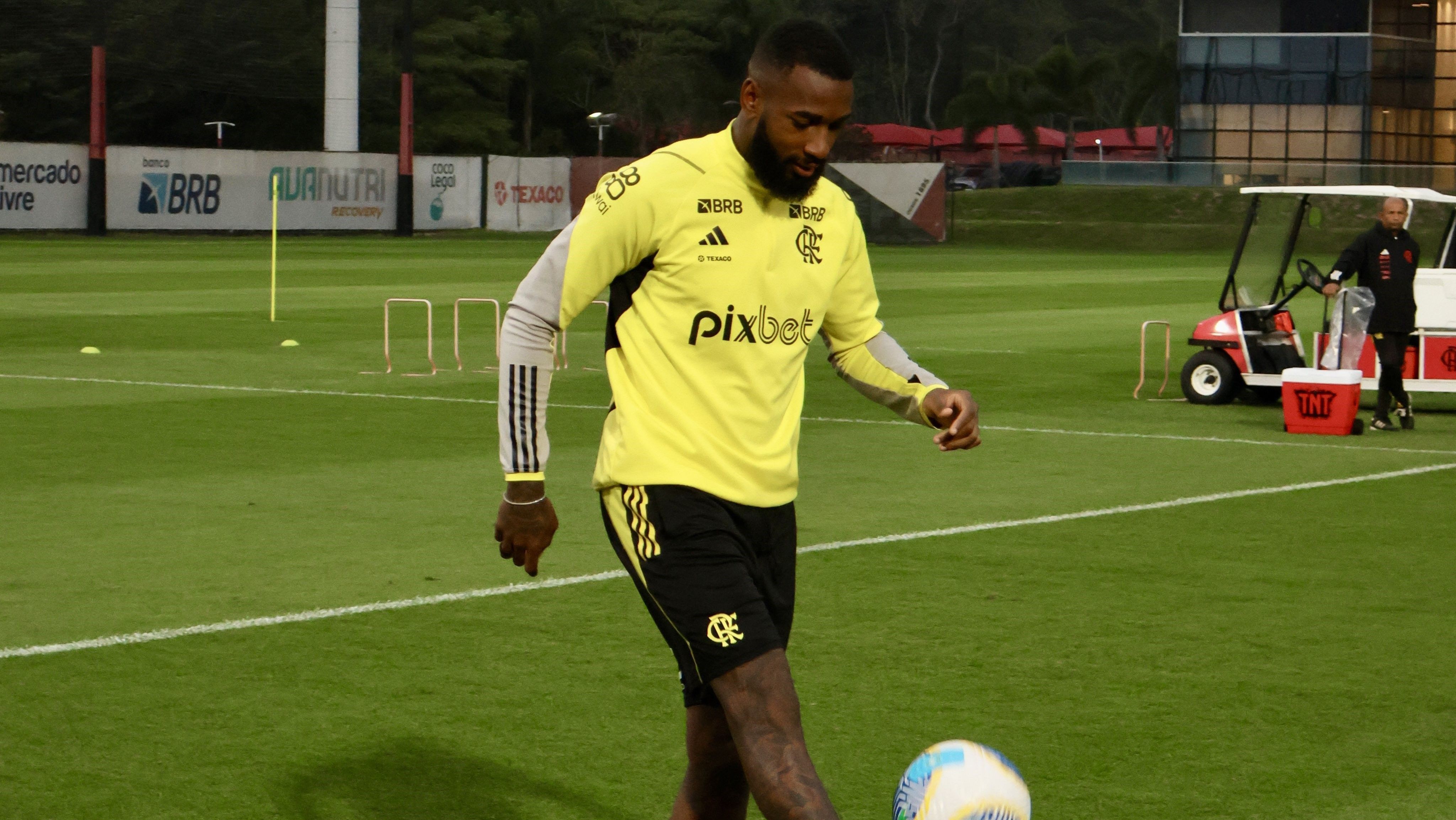 Gerson em treino do Flamengo