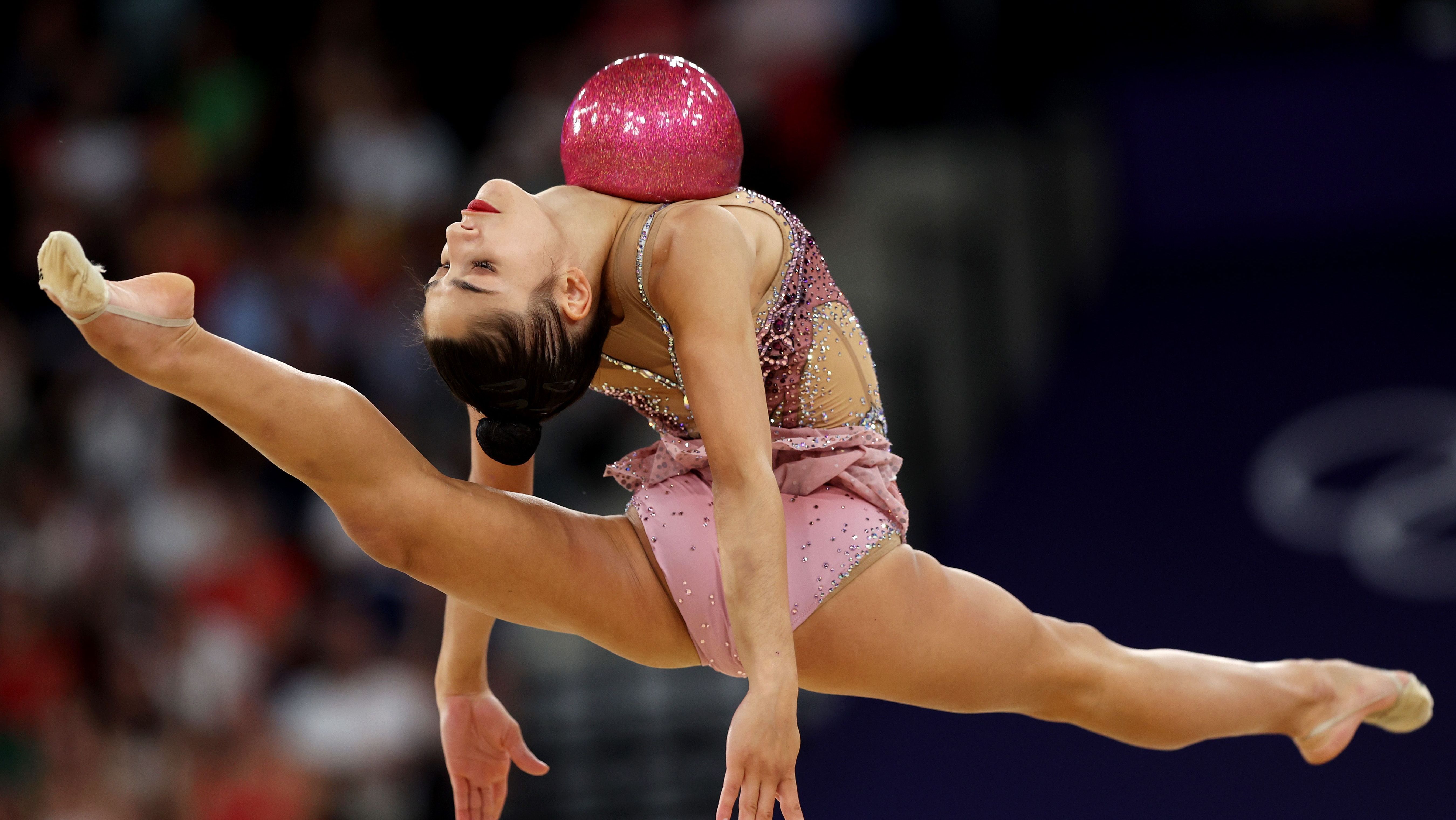 Italiana Sofia Raffaeli impressionou durante apresentação com a bola na ginástica rítmica em Paris 2024 / Jamie Squire/Getty Images