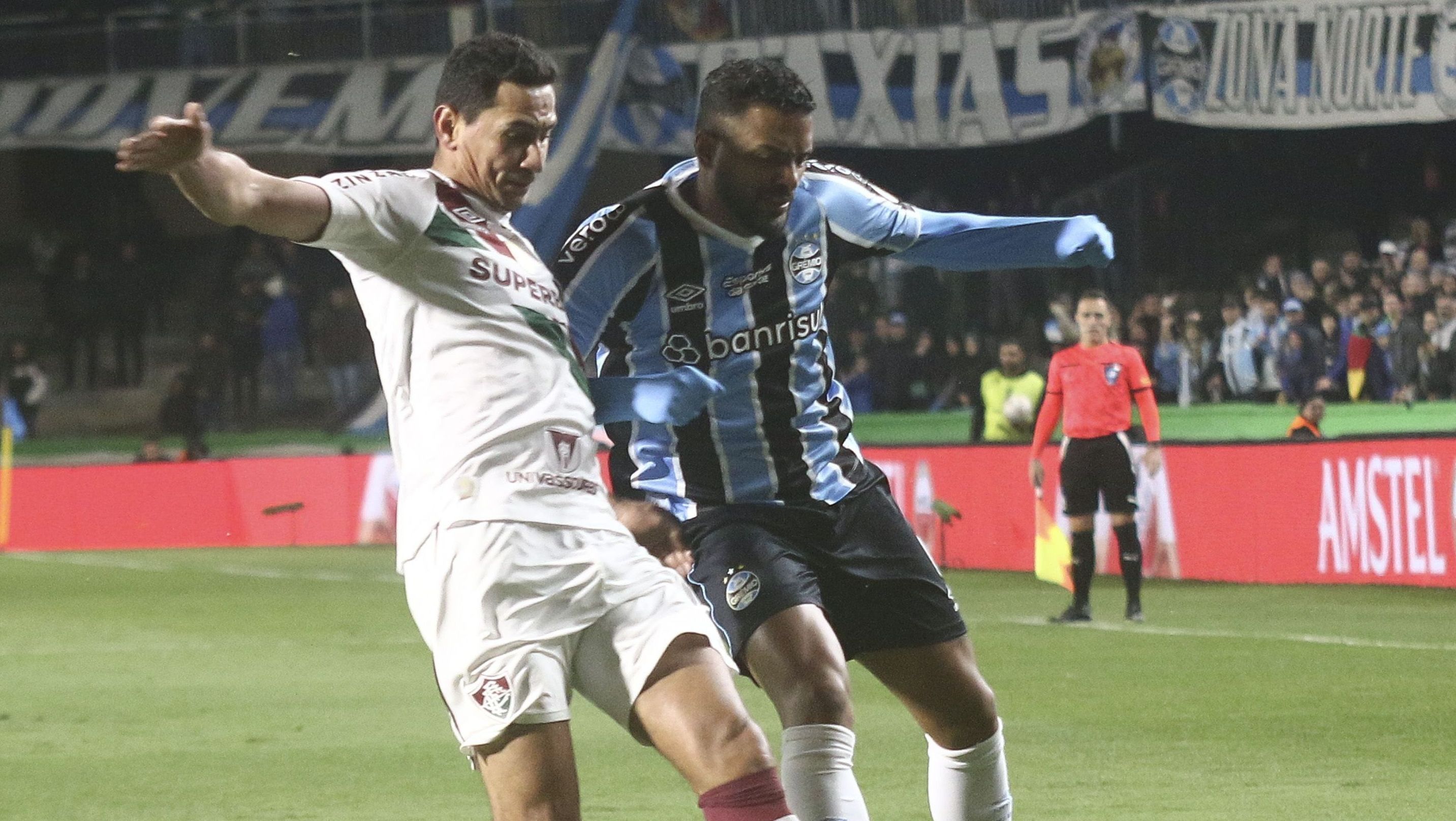 Lance de Grêmio x Fluminense pelo jogo de ida das oitavas de final da Libertadores