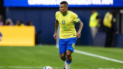 Guilherme Arana em jogo da Seleção na Copa América