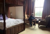 Guillermo del Toro fica em hotel "mal-assombrado" na Escócia: "Algo está comigo"