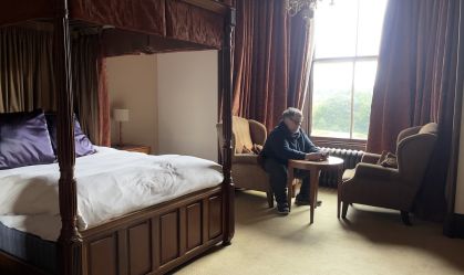 Guillermo del Toro fica em hotel "mal-assombrado" na Escócia: "Algo está comigo"