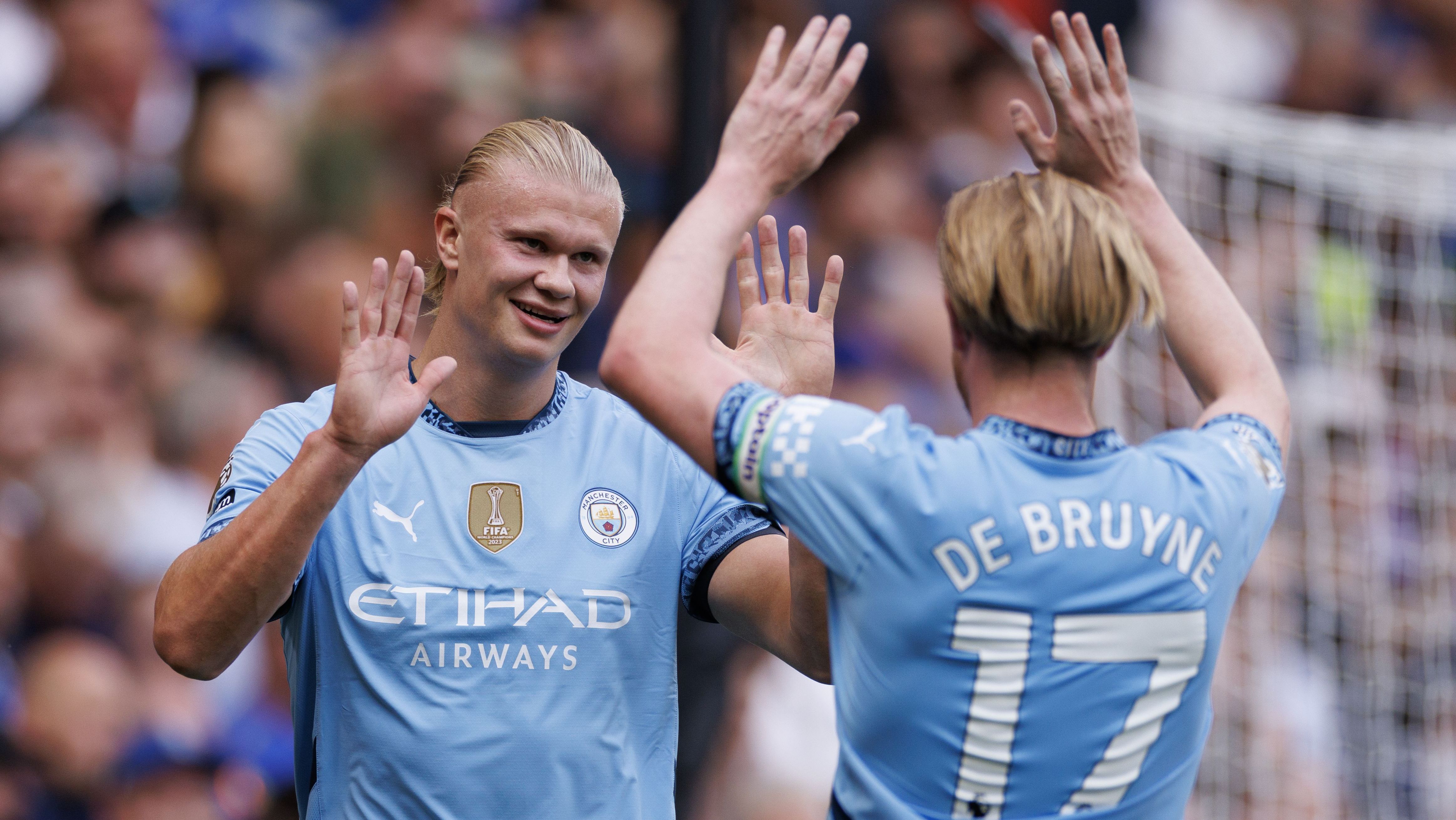 Haaland comemora com De Bruyne o gol contra o Chelsea