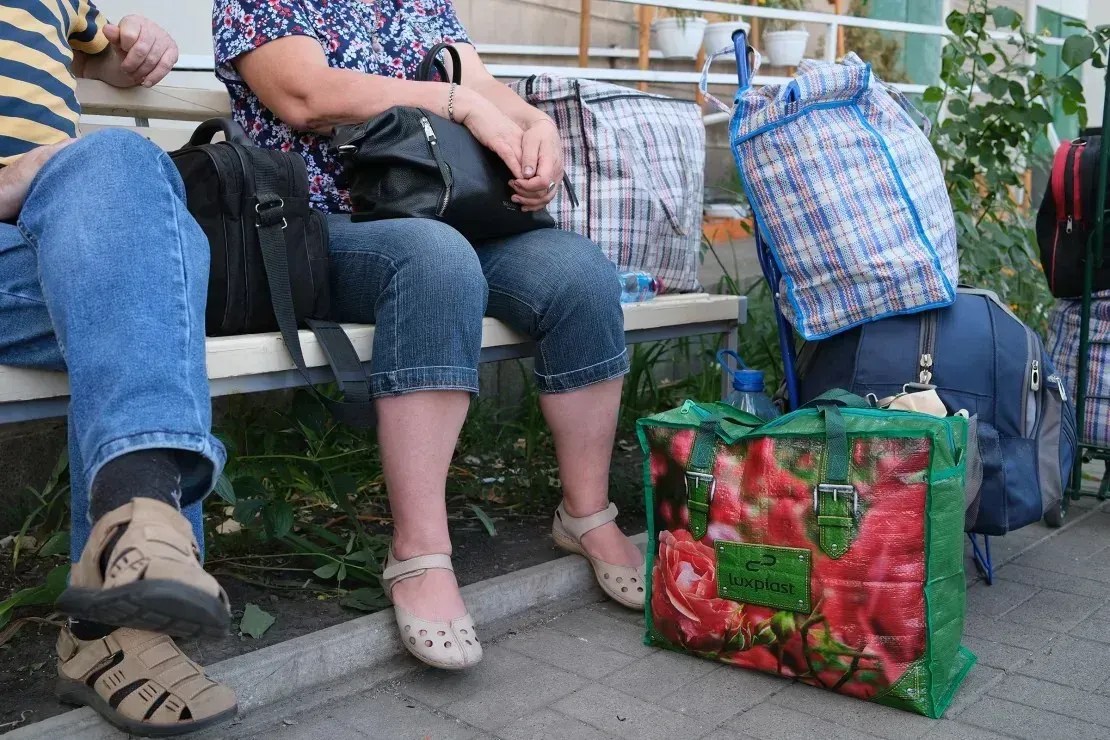 Halyna e Olexey esperam que voluntários os busquem e os levem para Dnipro durante evacuação de Pokrovsk • Ivana Kottasová/CNN