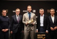 Harry Kane recebe Chuteira de Ouro como maior artilheiro da Europa