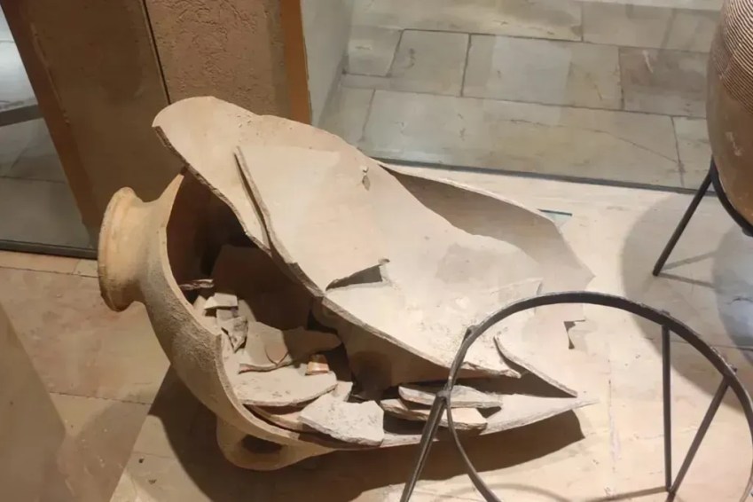 O vaso, de pelo menos 3,5 mil anos, em pedaços no Museu Hecht. • Foto: Museu Hecht