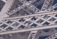 Justiça determina pena para torcedor que escalou a Torre Eiffel durante a Olimpíada