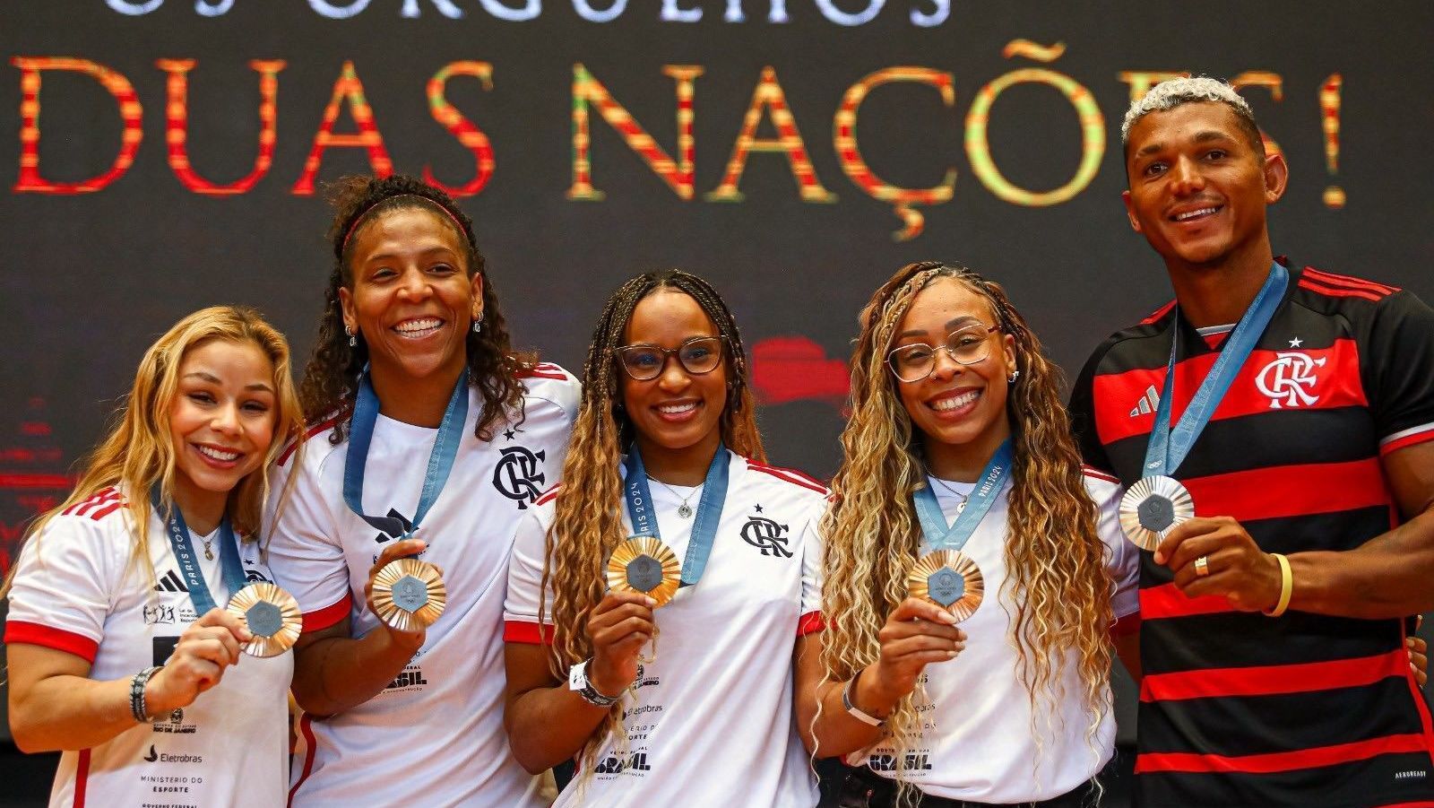 Medalhistas olímpicos são homenageados no Flamengo