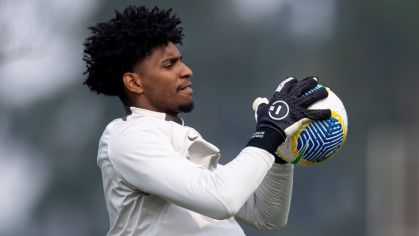 Hugo Souza em treino do Corinthians