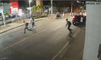Estudantes são vítimas de arrastão em ponto de ônibus em Salvador