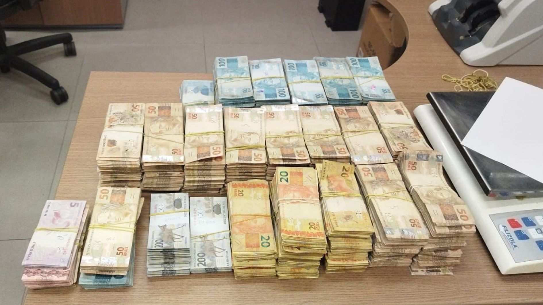 Agentes identificaram que dois passageiros possuíam aproximadamente R$583 mil reais em espécie sem comprovação de origem. / Polícia Federal em Minas Gerais