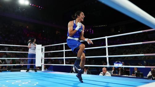 Imane Khelif dança para comemorar a vitória na semifinal do boxe na Olimpíada de Paris