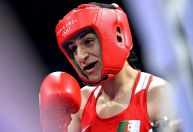 Após polêmica e medalha de ouro, boxeadora argelina faz mudança no visual; veja