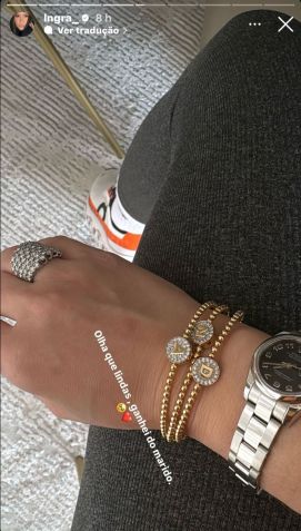 Ingra Soares ganhou pulseiras com as iniciais dos três filhos / Instagram/Ingra Soares