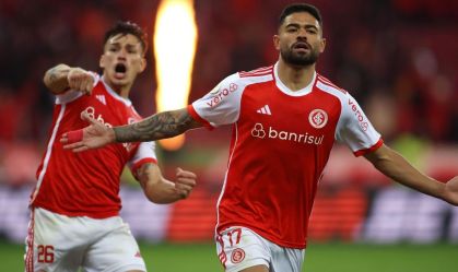 Bruno Tabata comemora gol da vitória do Inter